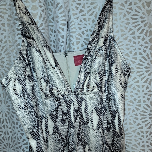 This dress has spaghetti straps and two side pockets. - Picture 3 of 13